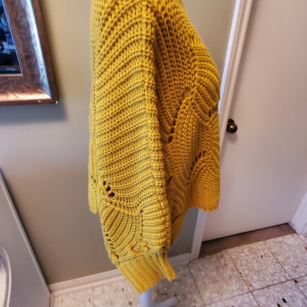 Sweater - Picture 6 of 10